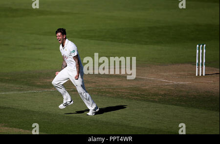 Die Surrey Jade Dernbach feiert die wicket von Essex' Tom Westley (nicht im Bild) bei Tag vier der Specsavers County Championship Division ein Spiel am Kia Oval, London. Stockfoto