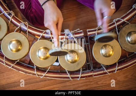 Kambodschanische Musik - Korng Thomm (Brummigen kreisförmige Rahmen Gongs) Stockfoto