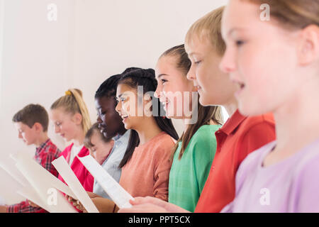 Gruppe von Schülerinnen und Schüler gemeinsam im Chor singen Stockfoto