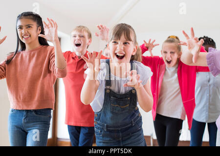 Gruppe von Kindern, die Drama-Klasse gemeinsam genießen Stockfoto