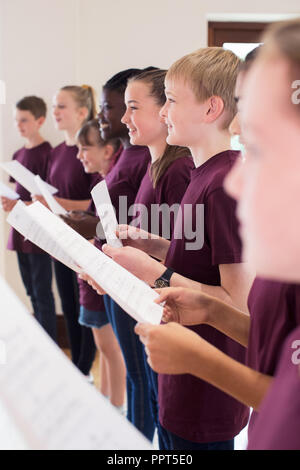 Gruppe von Schülerinnen und Schüler gemeinsam im Chor singen Stockfoto