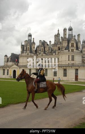 Ein Pferd für den Reiter auf dem Gelände der umliegenden Immobilien an der königlichen Chateau de Chambord im Val de Loire (Loire Tal) in Frankreich. Das Chateau ist Stockfoto