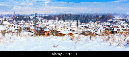 Häuser mit Schnee Dächer panorama Banner der bulgarischen Skigebiet Bansko, Bulgarien Stockfoto