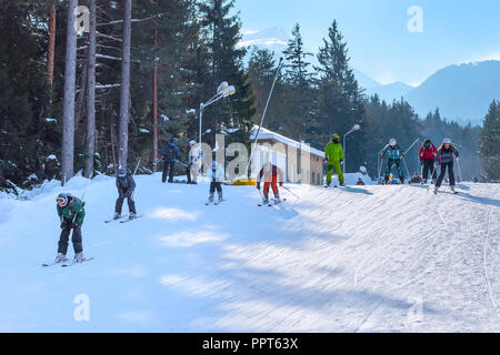 Bansko, Bulgarien - Januar 13, 2017: Winter Skigebiet Bansko, Skipiste, Ski und Berge anzeigen Stockfoto