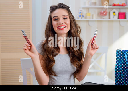 Attraktive Frau mit Lipgloss Stockfoto