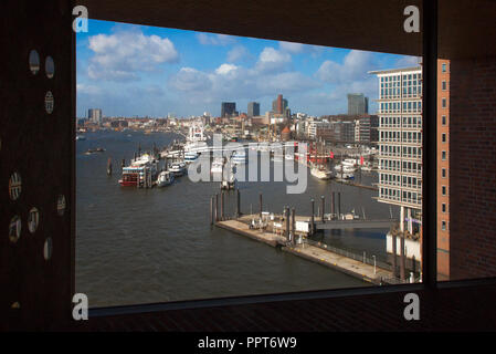 Hamburg, Elbphilharmonie, Wandelhalle genannt Plaza, Blick vom Westfenster der Plaza in den Hafen, Entwurf Herzog & de Meuron, erbaut 2007-2016 Stockfoto