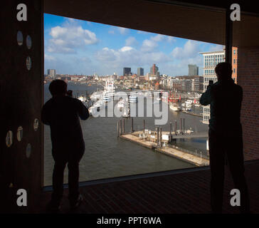Hamburg, Elbphilharmonie, Wandelhalle genannt Plaza, Blick vom Westfenster der Plaza in den Hafen, Entwurf Herzog & de Meuron, erbaut 2007-2016 Stockfoto