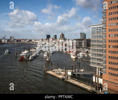 Hamburg, Elbphilharmonie, Wandelhalle genannt Plaza, Blick vom Westfenster der Plaza in den Hafen, Entwurf Herzog & de Meuron, erbaut 2007-2016 Stockfoto