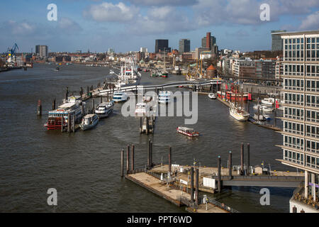 Hamburg, Elbphilharmonie, Wandelhalle genannt Plaza, Blick vom Westfenster der Plaza in den Hafen, Entwurf Herzog & de Meuron, erbaut 2007-2016 Stockfoto