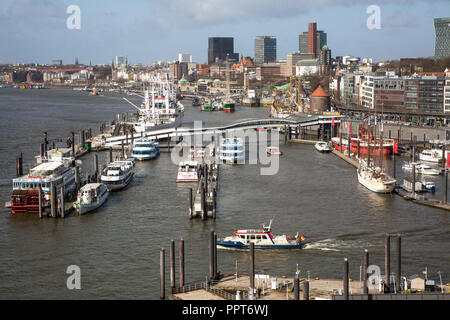 Hamburg, Elbphilharmonie, Wandelhalle genannt Plaza, Blick vom Westfenster der Plaza in den Hafen, Entwurf Herzog & de Meuron, erbaut 2007-2016 Stockfoto