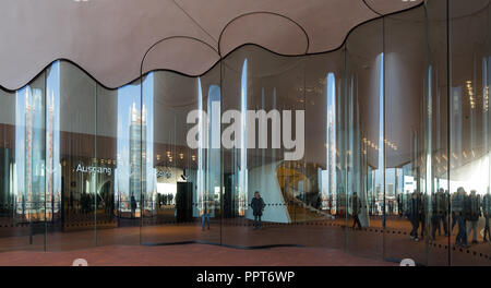 Hamburg, Elbphilharmonie, Wandelhalle genannt Plaza, wellenförmige Glaswand zur Trennung der Plaza im Außen- und Innenbereich, Entwurf Herzog & de Meu Stockfoto
