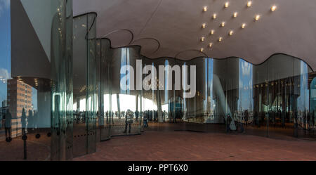 Hamburg, Elbphilharmonie, Wandelhalle genannt Plaza, wellenförmige Glaswand zur Trennung der Plaza im Außen- und Innenbereich, Entwurf Herzog & de Meu Stockfoto