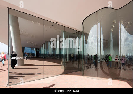 Hamburg, Elbphilharmonie, Wandelhalle genannt Plaza, wellenförmige Glaswand zur Trennung der Plaza im Außen- und Innenbereich, Entwurf Herzog & de Meu Stockfoto