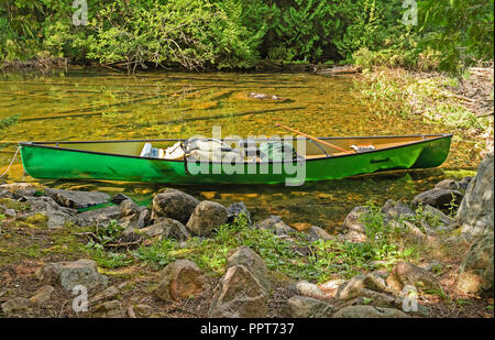Kanu auf einem entfernten Seeufer auf Agnes See in Quetico Provincial Park in Ontario Stockfoto
