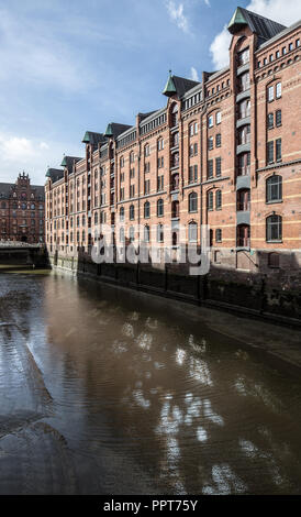 Hamburg, Speicherstadt zwischen 1883 und 1927 errichtet, Wandrahmfleet bei Ebbe, dsub Speicherblock P, hinten quer Speicherblock H Stockfoto