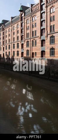 Hamburg, Speicherstadt zwischen 1883 und 1927 errichtet, Wandrahmfleet bei Ebbe, Speicherblock P Stockfoto