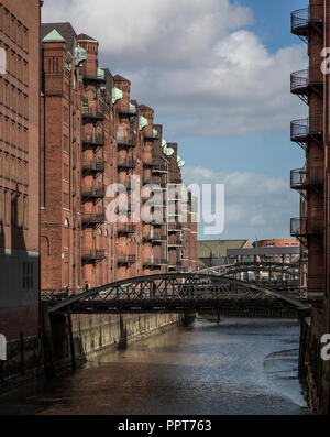 Hamburg, Speicherstadt zwischen 1883 und 1927 errichtet, Wandrahmfleet, Blick nach Osten mit Brücken, Speicherblock W Stockfoto