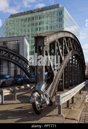 Hamburg, Speicherstadt zwischen 1883 und 1927 errichtet, Poggenmühlenbrücke zur hafen-city Stockfoto