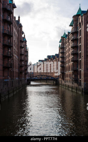 Hamburg, Speicherstadt zwischen 1883 und 1927 errichtet, Wandrahmfleet, Blick nach Westen mit Wandbreitebrücke, dahinter Speicherblock P Stockfoto