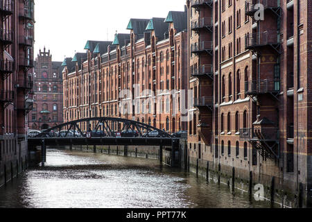 Hamburg, Speicherstadt zwischen 1883 und 1927 errichtet, Wandrahmfleet, Blick nach Westen mit Wandbreitebrücke, dahinter Speicherblock P Stockfoto