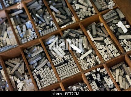 Führen Schriftbild in traditionellen Druckerpresse verwendet, Genesee Land Dorf und Museum, Mumford, New York, USA. Stockfoto