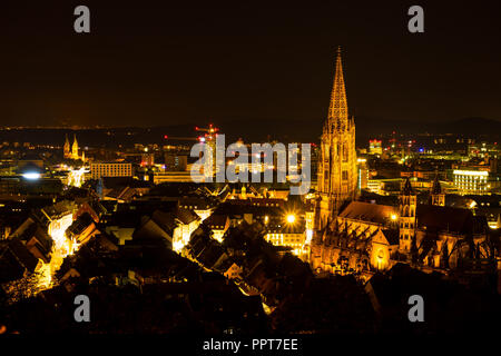 Deutschland, Lichter von Freiburg im Breisgau in der Nacht Stockfoto