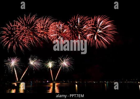 Deutschland, Feuerwerk am Bodensee in Friedrichshafen. Stockfoto