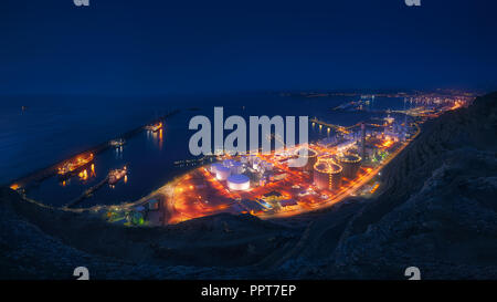 Panorama der industriellen Fabrik bei Nacht beleuchtet Stockfoto