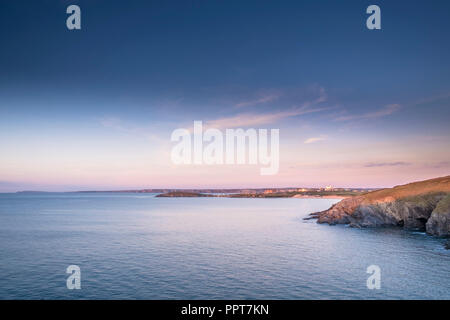 Am späten Abend Licht auf den Fistral Bay in Newquay in Cornwall. Stockfoto