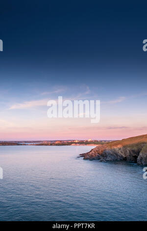 Am späten Abend Licht auf den Fistral Bay in Newquay in Cornwall. Stockfoto