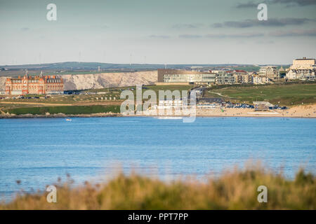 Ein Blick auf den Fistral Beach von Osten Pentire in Newquay in Cornwall gesehen. Stockfoto