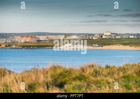 Fistral Beach von Osten Pentire in Newquay in Cornwall gesehen. Stockfoto