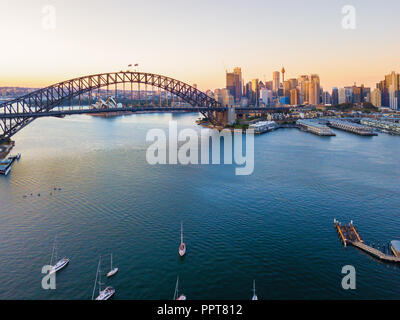 Antenne Panoramablick auf wunderschönen Sonnenaufgang am Sydney Skyline der Stadt. Stockfoto