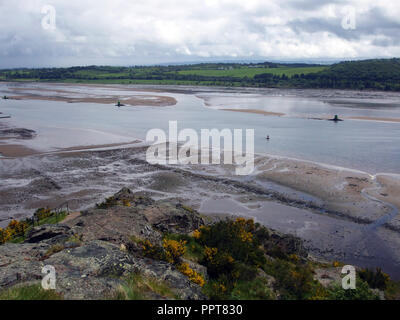 Die Aussicht, Blick nach Westen, von den oberen von Dumbarton Rock zeigt den Fluss Clyde mit dem Strom sehr viel heraus. Bei Flut ist; diese Sichtweise würde in Wasser bedeckt werden. Glasgow ist ein paar Meilen Flussaufwärts. Stockfoto