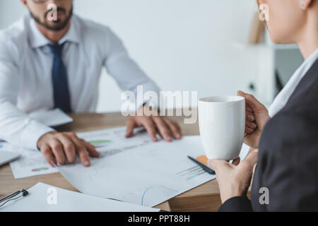 Zugeschnittenes Bild von Unternehmensberatern bei Tisch arbeiten im Büro Stockfoto