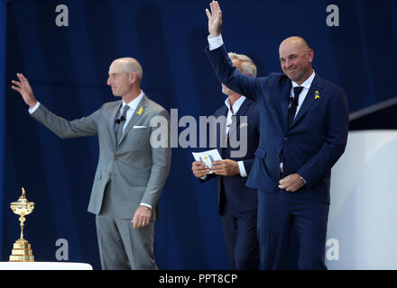 Moderator David Ginola mit Team USA captain Jim Furyk und Team Europa Kapitän Thomas Bjorn während der Ryder Cup Eröffnungsfeier bei Le Golf National, Saint-Quentin-en-Yvelines, Paris. Stockfoto