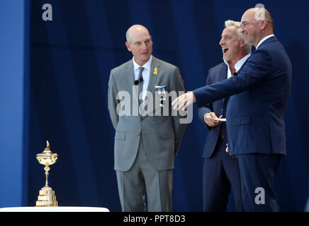 Moderator David Ginola mit Team USA captain Jim Furyk und Team Europa Kapitän Thomas Bjorn während der Ryder Cup Eröffnungsfeier bei Le Golf National, Saint-Quentin-en-Yvelines, Paris. Stockfoto