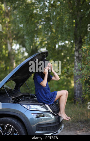 Gebrochen. Frau ruft ein Auto Service Stockfoto