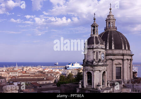 Kuppeln der Kathedrale die hl. Agatha gewidmet. Der Blick auf die Stadt Catania Stockfoto