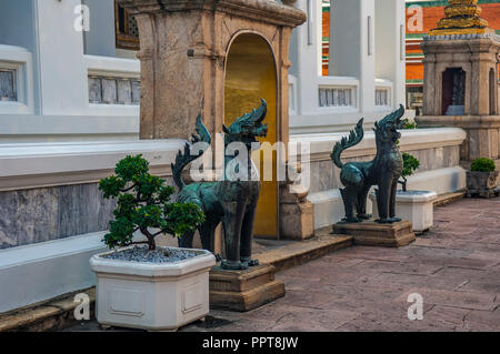 Paar bronze Sinha Löwen, mythischen Wächter, im Wat Pho Tempel auf dem Gelände des Grand Palace, Phra Nakhon, Bangkok, Thailand Stockfoto