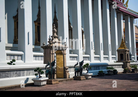 Zwei bronzene Sinha Löwen, mythischen Wächter, im Wat Pho Tempel auf dem Gelände des Grand Palace, Phra Nakhon, Bangkok, Thailand Stockfoto