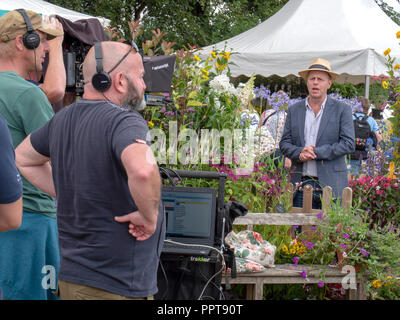 TV-Moderatorin und Garten Designer, Jo Swift, Aufnahme mit Kamera für eine TV-Show im RHS Tatton Park Flower Show. Stockfoto