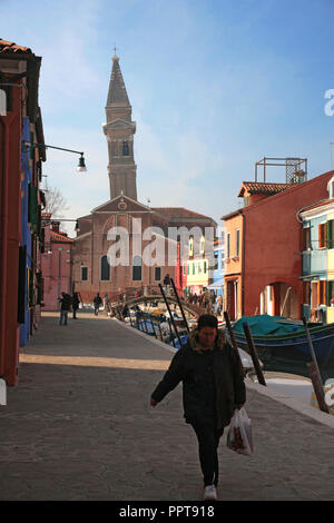 Der schiefe Campanile der Chiesa di San Martino, von Fondamenta Terranova durch den Rio Terranova, Burano, Venedig, Italien Stockfoto