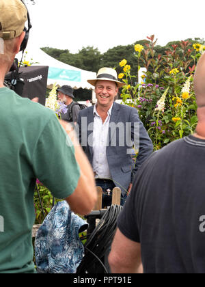 TV-Moderatorin und Garten Designer, Jo Swift, Aufnahme mit Kamera für eine TV-Show im RHS Tatton Park Flower Show. Stockfoto