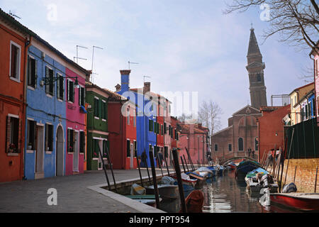 Der schiefe Campanile der Chiesa di San Martino, von Fondamenta Terranova durch den Rio Terranova, Burano, Venedig, Italien Stockfoto