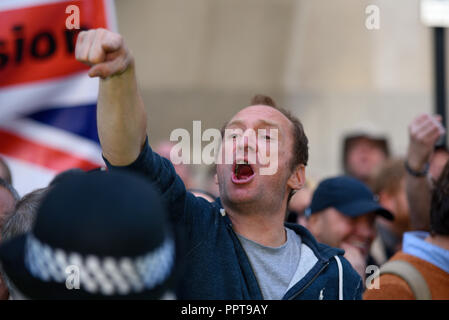 Demonstrant wie Tommy Robinson AKA Stephen Yaxley Lennon in der Zentralen Strafgerichtshof (Old Bailey) erschien, London wegen Missachtung des Gerichts. Stockfoto