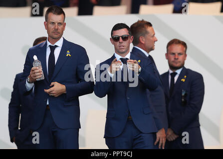 Das Team Europa Henrik Stenson und Team Europa Rory McIlroy während der Ryder Cup Eröffnungsfeier bei Le Golf National, Saint-Quentin-en-Yvelines, Paris. Stockfoto