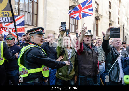 Die demonstranten als Tommy Robinson AKA Stephen Yaxley Lennon in der Zentralen Strafgerichtshof (Old Bailey) erschien, London wegen Missachtung des Gerichts. Stockfoto