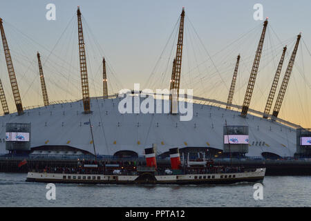 Historische Raddampfer 'Waverley' leitet die Themse nach London, um das Bestehen der O2 Stockfoto