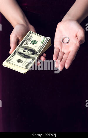7/8 Schuß von Frau mit Bargeld und Ehering, ehe der Bequemlichkeit Konzept Stockfoto